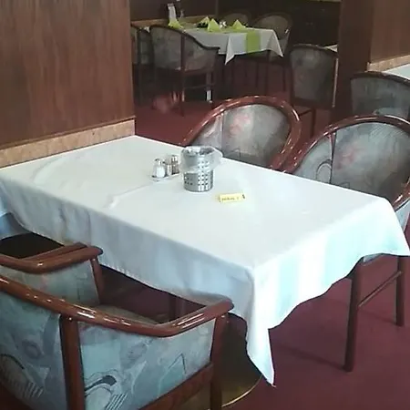 Le Café Hotel